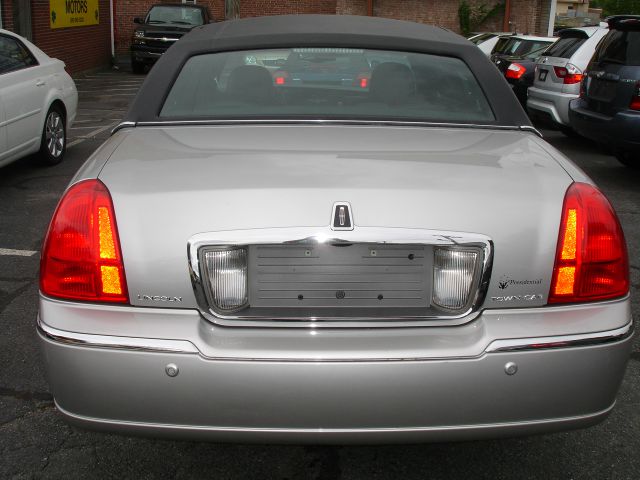 2004 Lincoln Town Car GLS PZEV