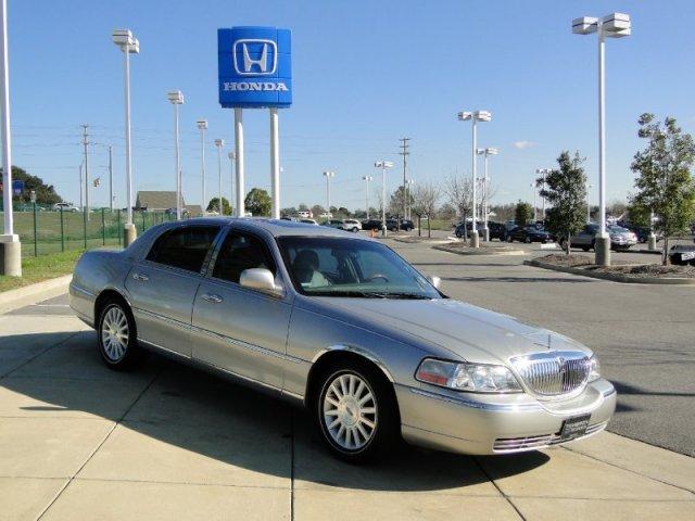 2004 Lincoln Town Car GLS PZEV