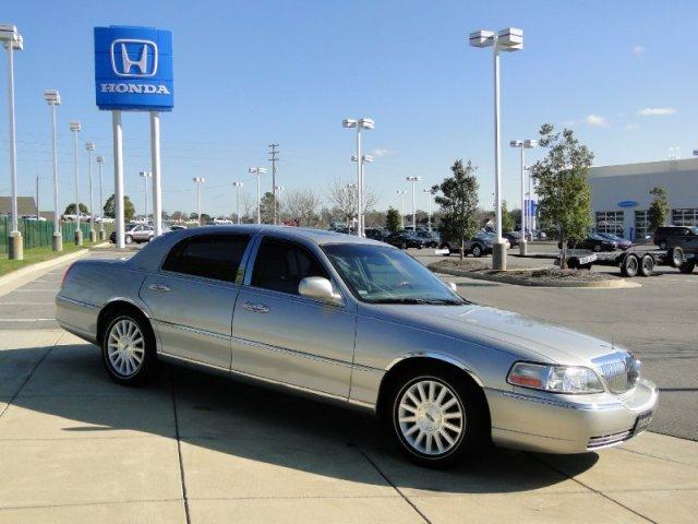 2004 Lincoln Town Car GLS PZEV