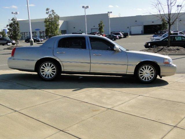 2004 Lincoln Town Car GLS PZEV