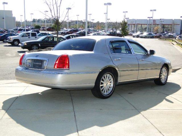 2004 Lincoln Town Car GLS PZEV