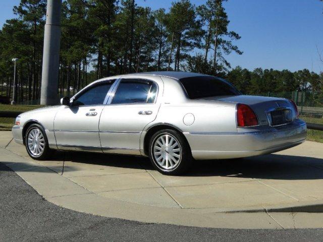 2004 Lincoln Town Car GLS PZEV