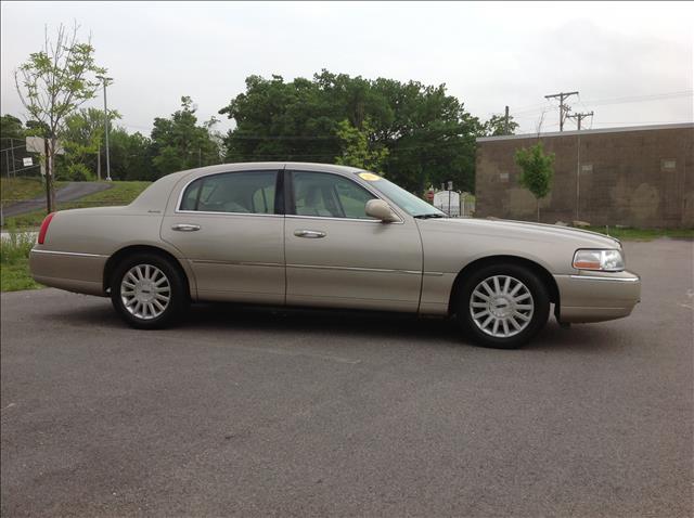 2004 Lincoln Town Car DOWN 4.9 WAC