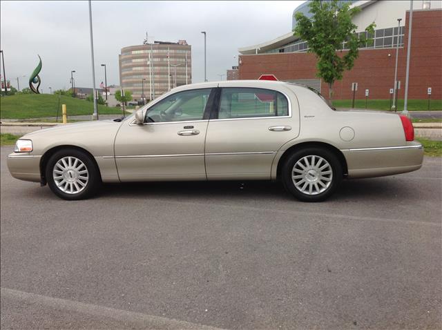 2004 Lincoln Town Car DOWN 4.9 WAC