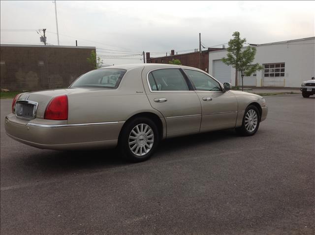 2004 Lincoln Town Car DOWN 4.9 WAC