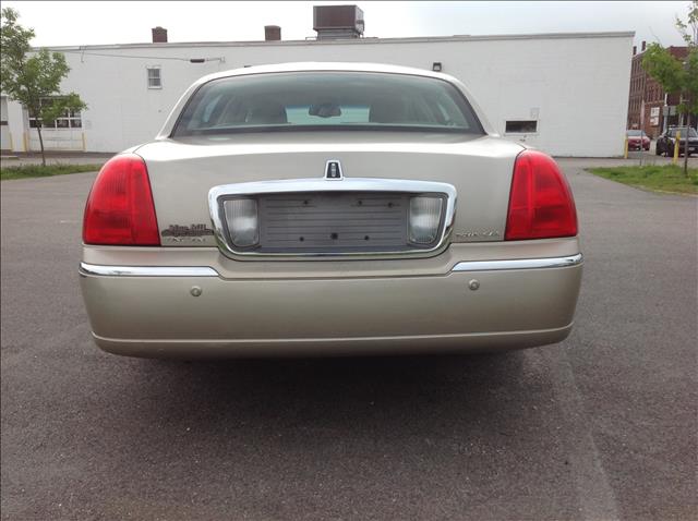 2004 Lincoln Town Car DOWN 4.9 WAC