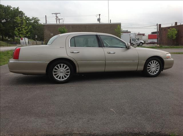 2004 Lincoln Town Car DOWN 4.9 WAC