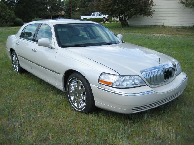 2004 Lincoln Town Car GLS PZEV