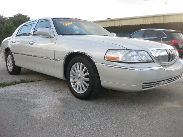 2004 Lincoln Town Car GLS PZEV