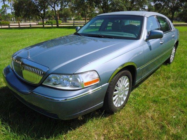 2004 Lincoln Town Car DOWN 4.9 WAC