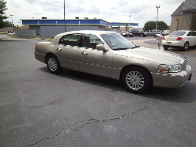 2004 Lincoln Town Car DOWN 4.9 WAC