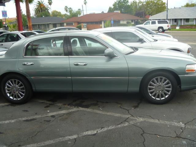 2004 Lincoln Town Car 4dr Sdn SL Auto