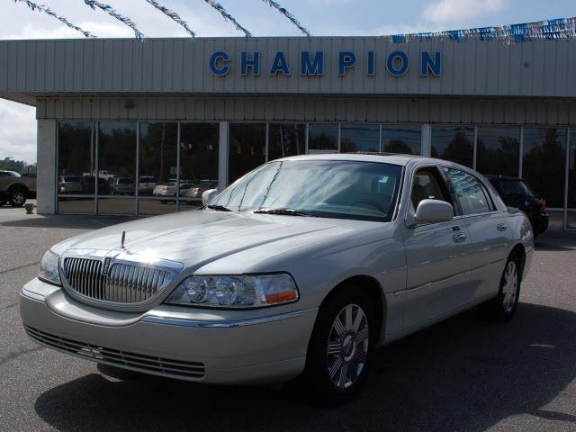 2004 Lincoln Town Car GLS PZEV