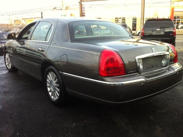 2004 Lincoln Town Car 4dr Sdn SL Auto