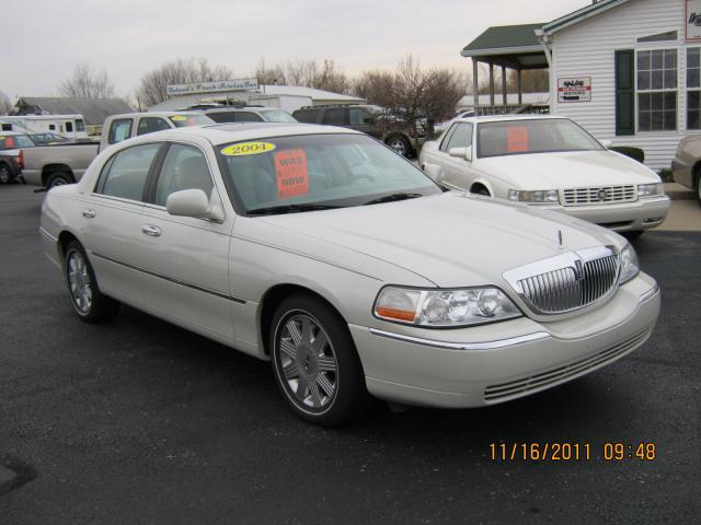 2004 Lincoln Town Car GLS PZEV