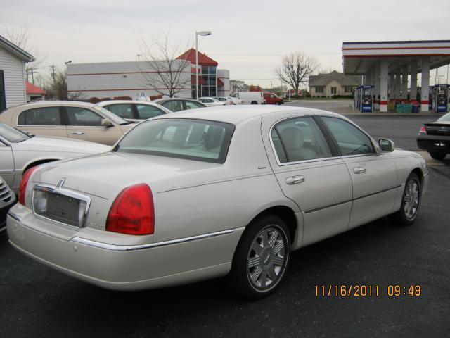 2004 Lincoln Town Car GLS PZEV