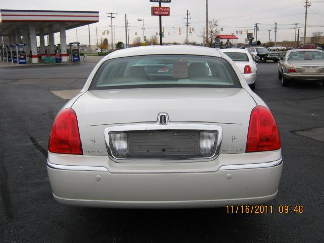 2004 Lincoln Town Car GLS PZEV