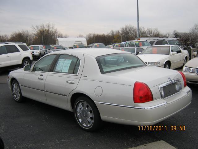 2004 Lincoln Town Car GLS PZEV