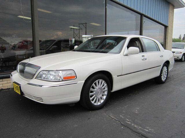 2004 Lincoln Town Car GLS PZEV