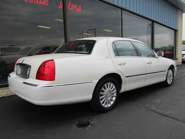 2004 Lincoln Town Car GLS PZEV