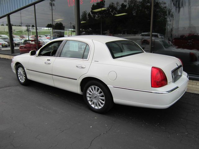 2004 Lincoln Town Car GLS PZEV