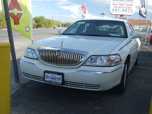 2005 Lincoln Town Car DOWN 4.9 WAC