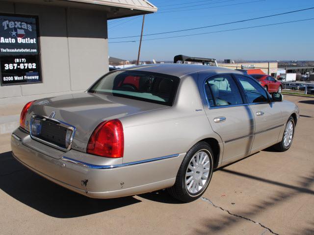 2005 Lincoln Town Car DOWN 4.9 WAC