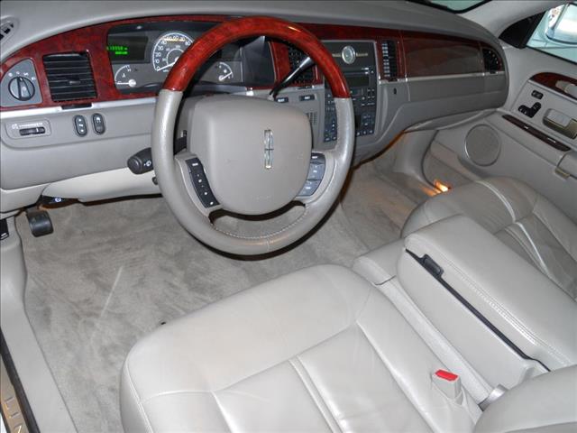 2005 Lincoln Town Car Unknown