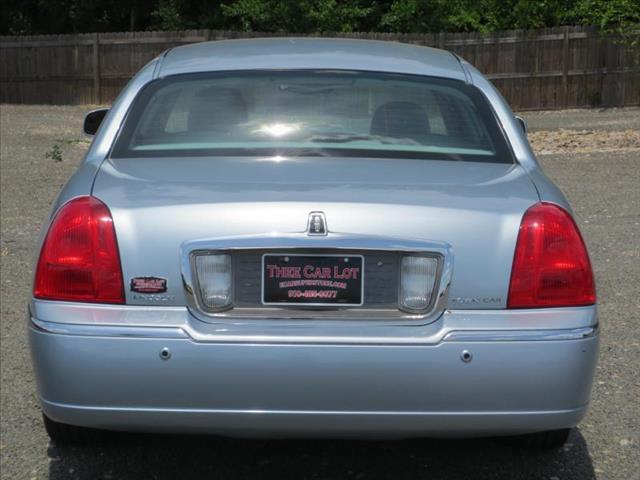 2005 Lincoln Town Car LT FWD 1SD