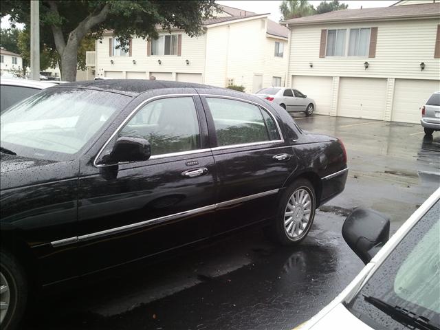 2005 Lincoln Town Car Unknown