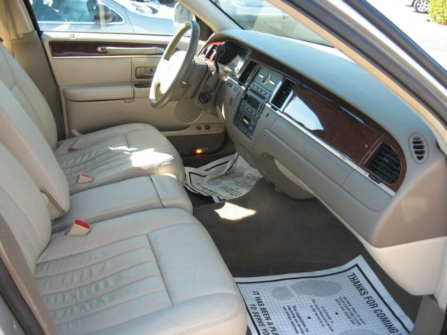 2005 Lincoln Town Car DOWN 4.9 WAC