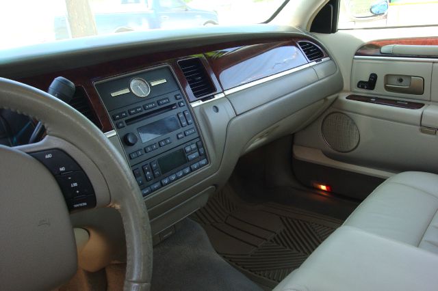 2005 Lincoln Town Car DOWN 4.9 WAC