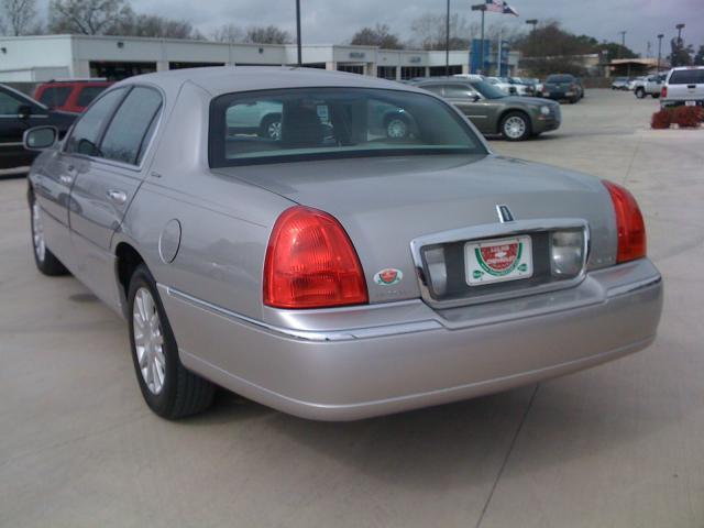 2006 Lincoln Town Car DOWN 4.9 WAC