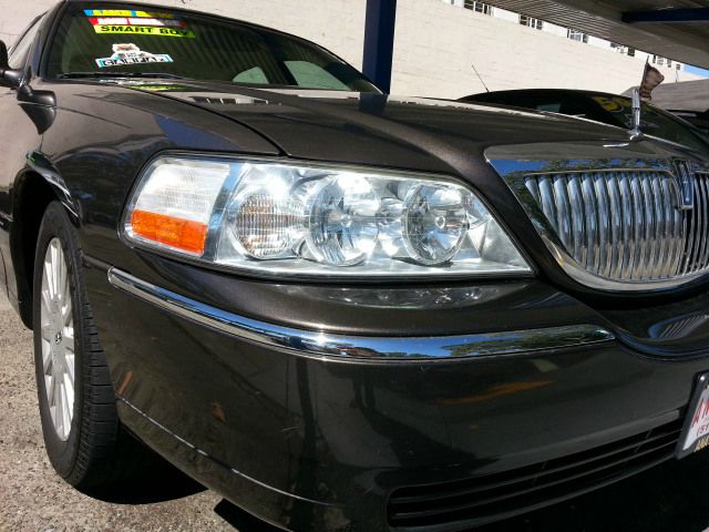 2006 Lincoln Town Car DOWN 4.9 WAC