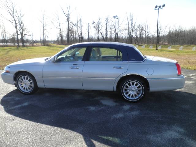 2006 Lincoln Town Car DOWN 4.9 WAC