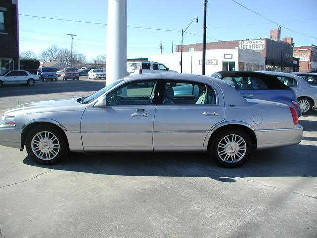 2006 Lincoln Town Car DOWN 4.9 WAC