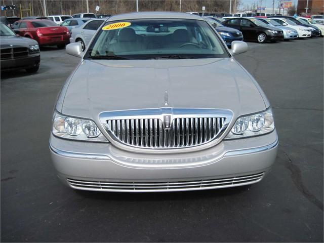 2006 Lincoln Town Car DOWN 4.9 WAC