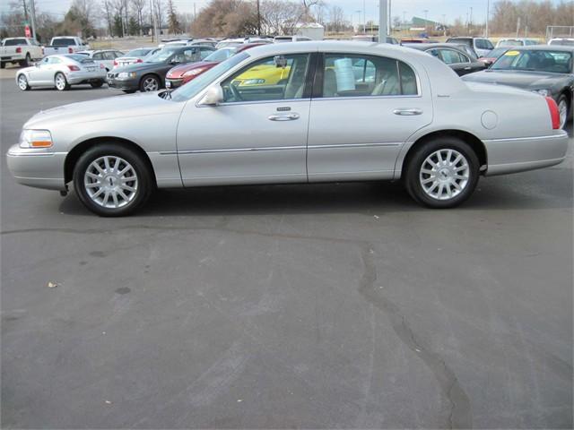 2006 Lincoln Town Car DOWN 4.9 WAC