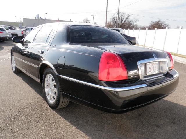 2006 Lincoln Town Car DOWN 4.9 WAC