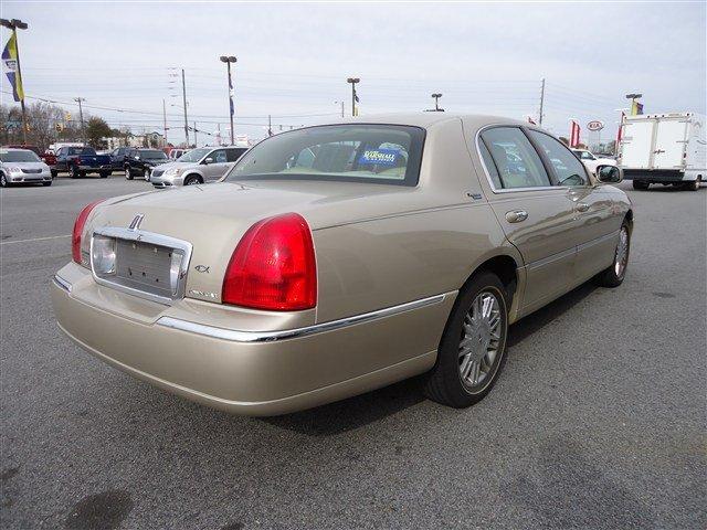 2006 Lincoln Town Car DOWN 4.9 WAC