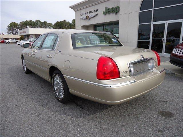 2006 Lincoln Town Car DOWN 4.9 WAC