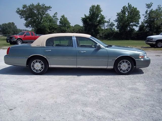 2006 Lincoln Town Car DOWN 4.9 WAC