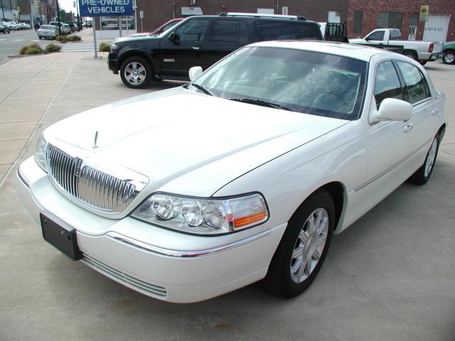 2006 Lincoln Town Car DOWN 4.9 WAC