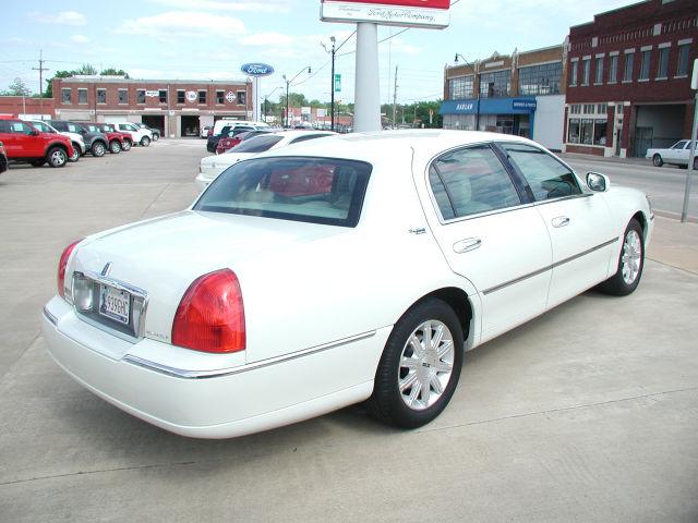 2006 Lincoln Town Car DOWN 4.9 WAC