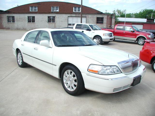 2006 Lincoln Town Car DOWN 4.9 WAC