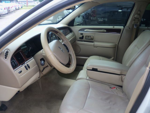 2006 Lincoln Town Car DOWN 4.9 WAC