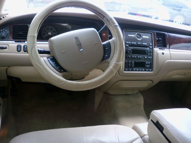 2006 Lincoln Town Car DOWN 4.9 WAC