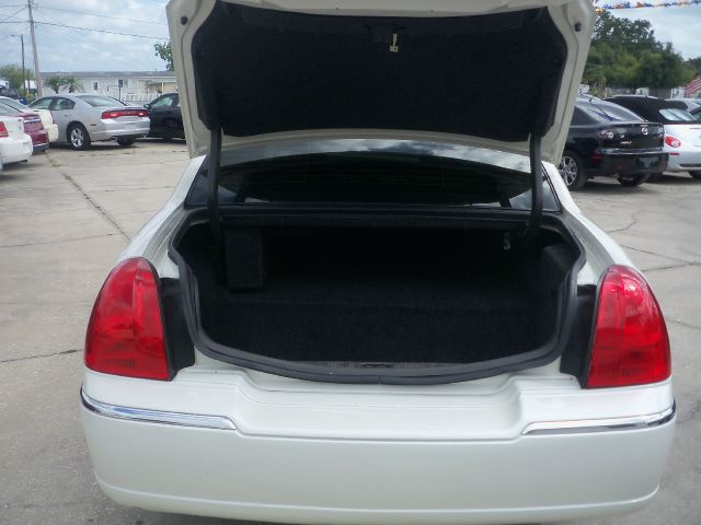 2006 Lincoln Town Car DOWN 4.9 WAC