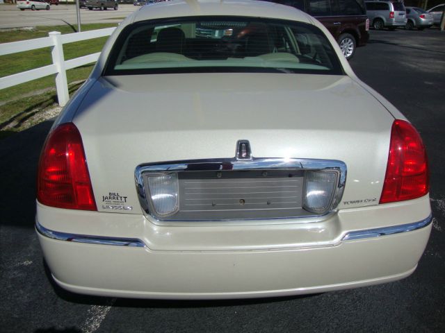 2006 Lincoln Town Car DOWN 4.9 WAC