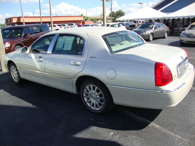 2006 Lincoln Town Car DOWN 4.9 WAC